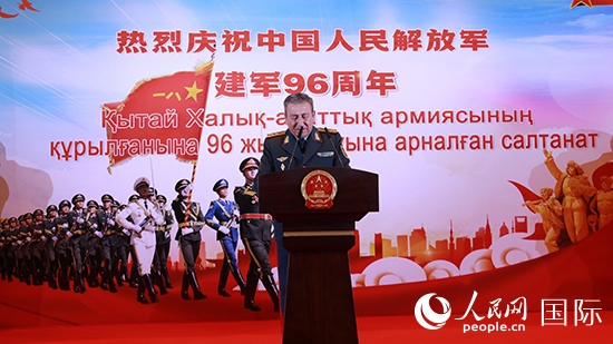 哈國防部副部長卡馬列特季諾夫中將發(fā)表致辭。人民網(wǎng)記者 李強(qiáng)攝