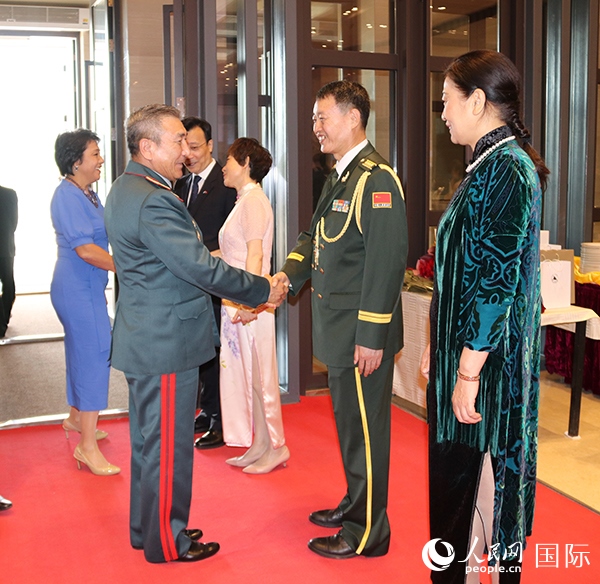 國防武官胡德君大校迎接賓客。人民網(wǎng)記者李強(qiáng)攝