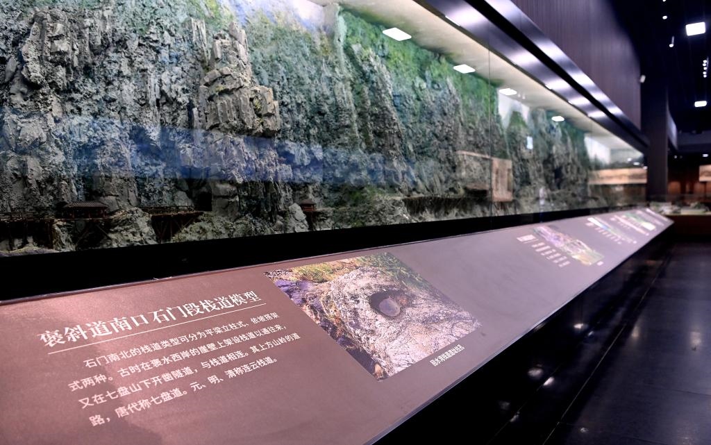 近日拍攝的陜西省漢中市博物館褒斜古棧道陳列室。新華社記者 劉瀟 攝