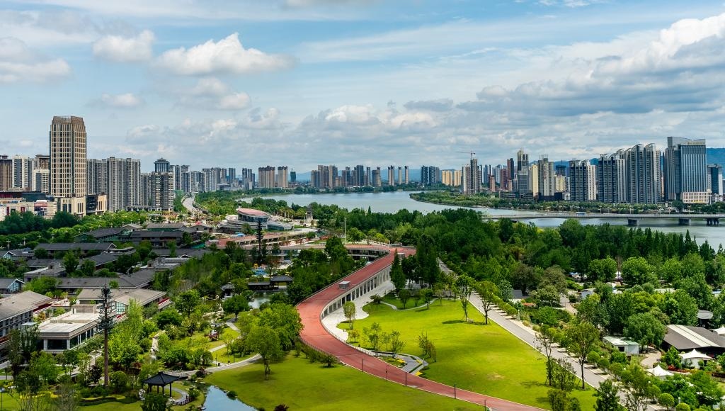 4月30日拍攝的天漢濕地公園景色。新華社發(fā)（李偉 攝）