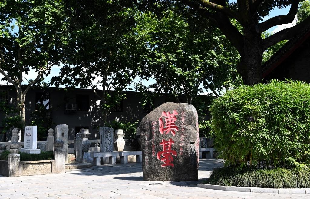 近日拍攝的陜西省漢中市博物館內(nèi)的“漢臺(tái)”石碑。新華社記者 劉瀟 攝