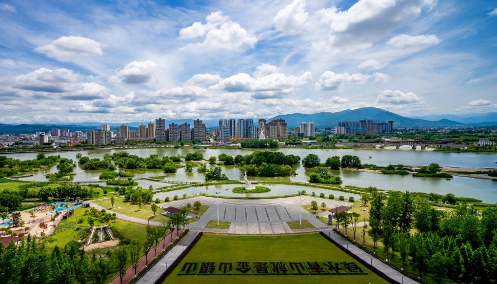 4月30日拍攝的天漢濕地公園景色。新華社發(fā)（李偉 攝）