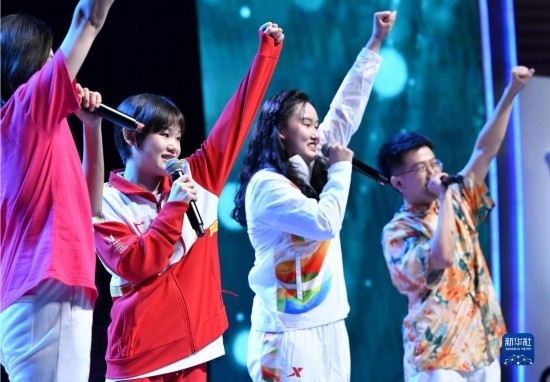 7月29日，中國運動員張家齊（左二）在聯(lián)歡會現(xiàn)場演唱。新華社記者 張端 攝