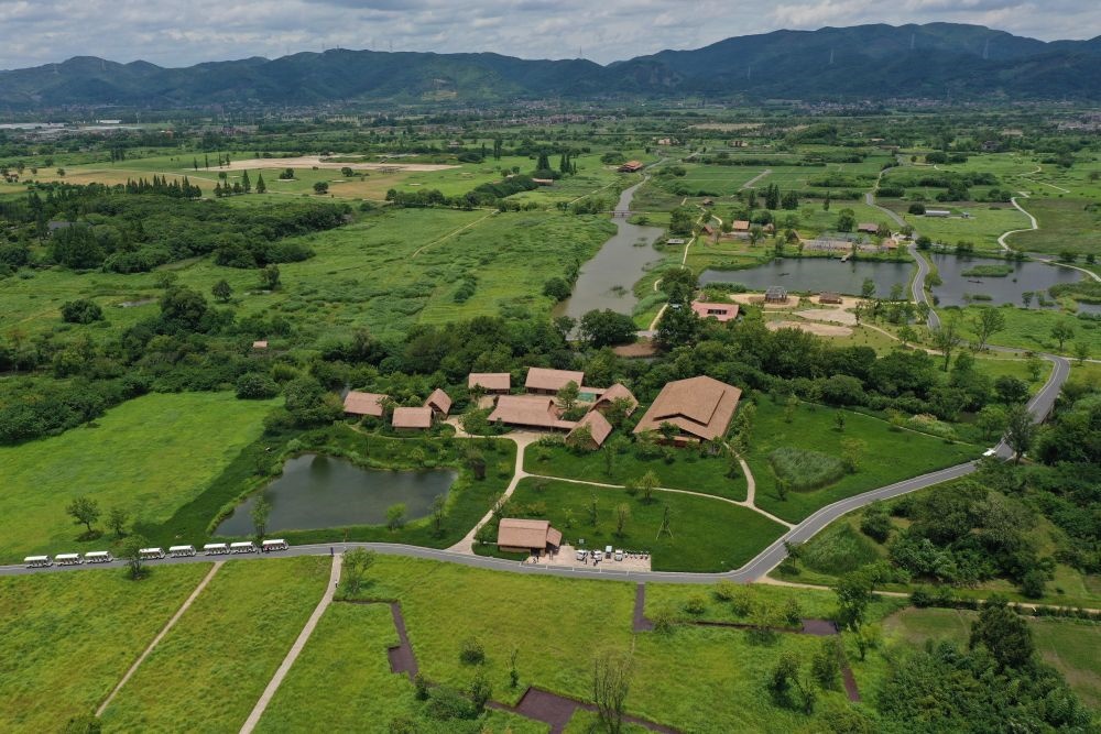 這是在浙江省杭州市余杭區(qū)拍攝的良渚古城遺址公園（2022年7月6日攝，無人機照片）。新華社記者 黃宗治 攝