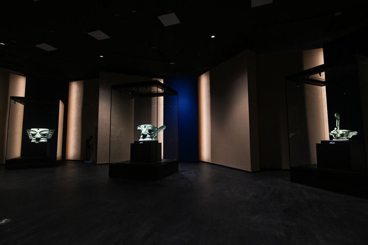 7月26日在三星堆博物館新館拍攝的展品。新華社記者 王曦 攝