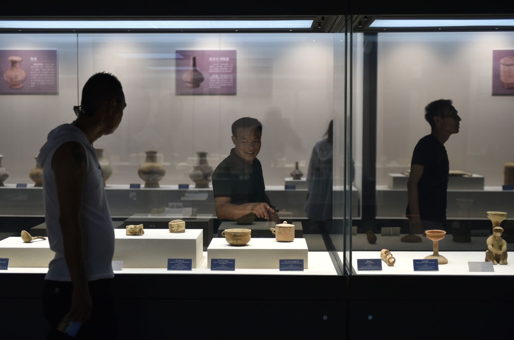 游人在廣西合浦縣漢代文化博物館內(nèi)參觀（2019年5月24日攝）。新華社記者 魯鵬 攝