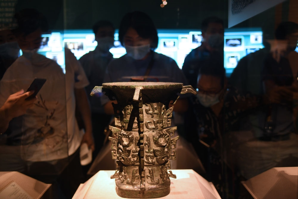 觀眾在北京中國國家博物館“宅茲中國——寶雞出土青銅器與金文精華”展上參觀西周早期禮器何尊（2020年8月14日攝）。新華社記者 金良快 攝