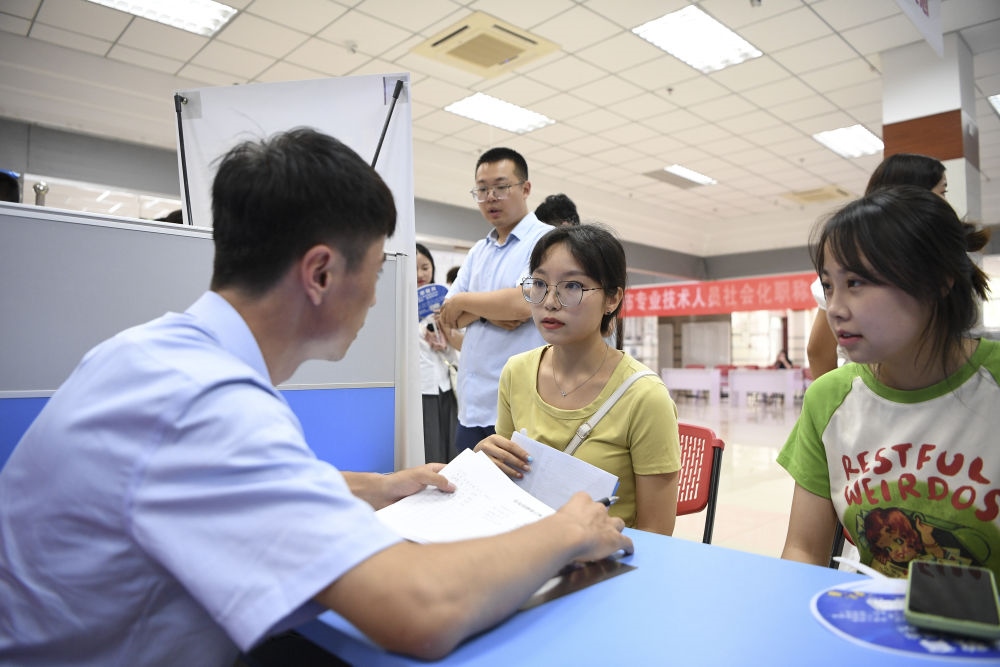2023年7月29日，“揚(yáng)就業(yè)之帆，啟夢(mèng)想之旅”2023年寧夏（銀川）離校未就業(yè)高校畢業(yè)生招聘會(huì)在寧夏（銀川）人力資源服務(wù)產(chǎn)業(yè)園舉行。求職者（右）在招聘會(huì)現(xiàn)場(chǎng)與用人單位交流。新華社記者 馮開華 攝