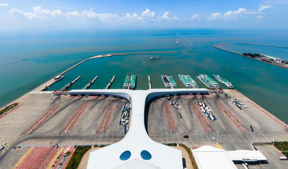 廣東省湛江市徐聞港風(fēng)光（2023年5月26日攝，無人機(jī)照片）。徐聞港是瓊州海峽北岸最主要的客貨運(yùn)輸港口，是連接粵港澳大灣區(qū)與海南自由貿(mào)易港的重要港口。新華社記者 鄧華 攝