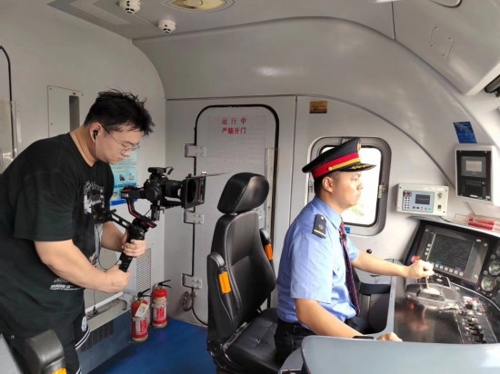 記者采訪中歐班列（成都）首發(fā)司機(jī)仲俊斕。成都機(jī)務(wù)段供圖