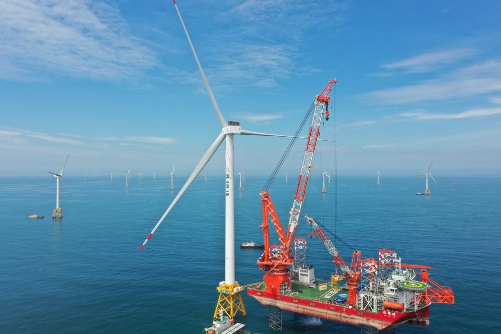 2023年6月28日拍攝的全球首臺(tái)16兆瓦海上風(fēng)電機(jī)組吊裝現(xiàn)場(chǎng)（無人機(jī)照片）。新華社記者 林善傳 攝