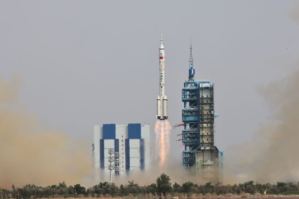 2023年5月30日，搭載神舟十六號(hào)載人飛船的長(zhǎng)征二號(hào)F遙十六運(yùn)載火箭在酒泉衛(wèi)星發(fā)射中心點(diǎn)火發(fā)射。新華社記者 李剛 攝