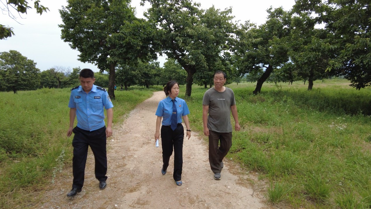惠琳琳一行向當(dāng)?shù)卮迕窳私獍謇豕艠淙罕Ｗo(hù)情況。人民網(wǎng) 黨童攝