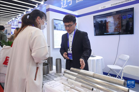 4月8日，參展商在2023中國中小企業(yè)發(fā)展大會“專精特新”中小企業(yè)展覽會上向觀眾介紹產(chǎn)品。新華社記者 龍雷 攝