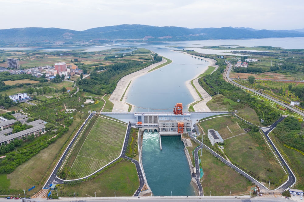 這是2021年5月20日在河南省南陽(yáng)市淅川縣拍攝的南水北調(diào)中線工程陶岔渠首（無(wú)人機(jī)照片）。新華社記者 才揚(yáng) 攝