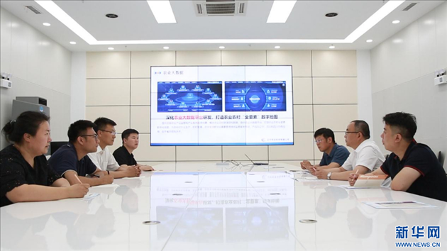 相關(guān)部門工作人員來到遼寧牧龍科技有限公司，了解企業(yè)訴求。新華網(wǎng)丁成玉攝