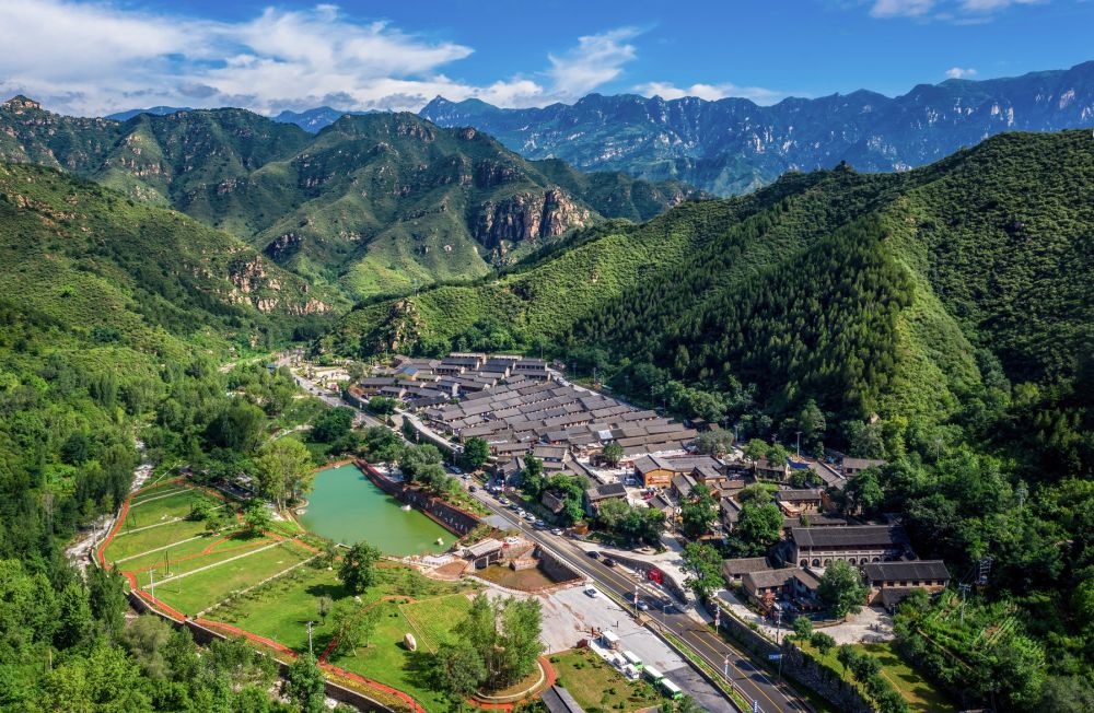 這是2021年7月23日拍攝的河北省阜平縣駱駝灣村景色（無(wú)人機(jī)照片）。新華社記者 朱旭東 攝