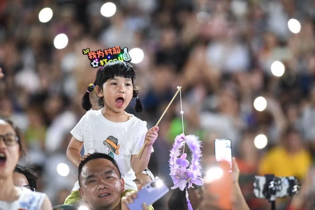 6月23日，一名小朋友在場(chǎng)邊觀賽。（新華社記者 楊文斌 攝）