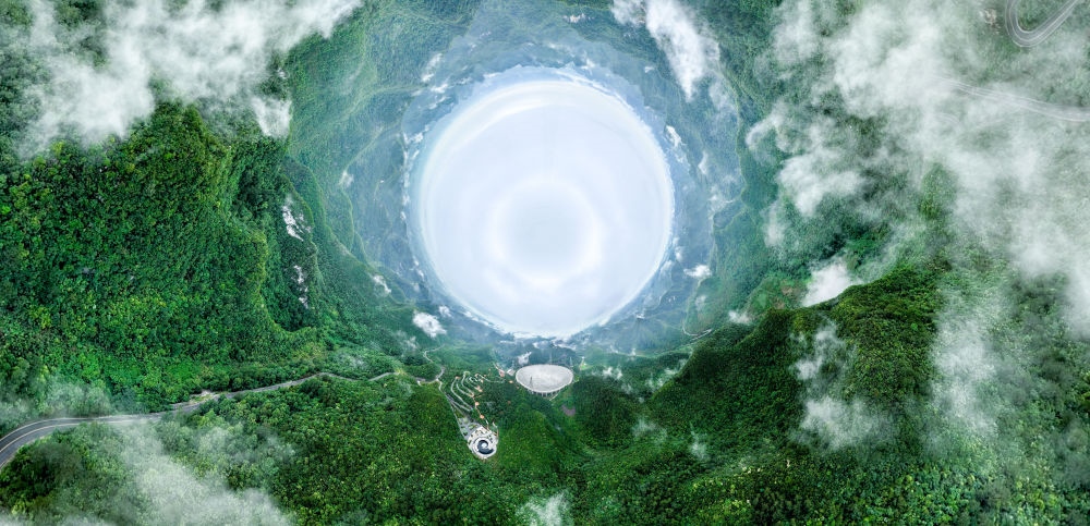 6月22日拍攝的“中國天眼”全景（維護保養(yǎng)期間拍攝，無人機全景拼接照片）。新華社記者 歐東衢 攝