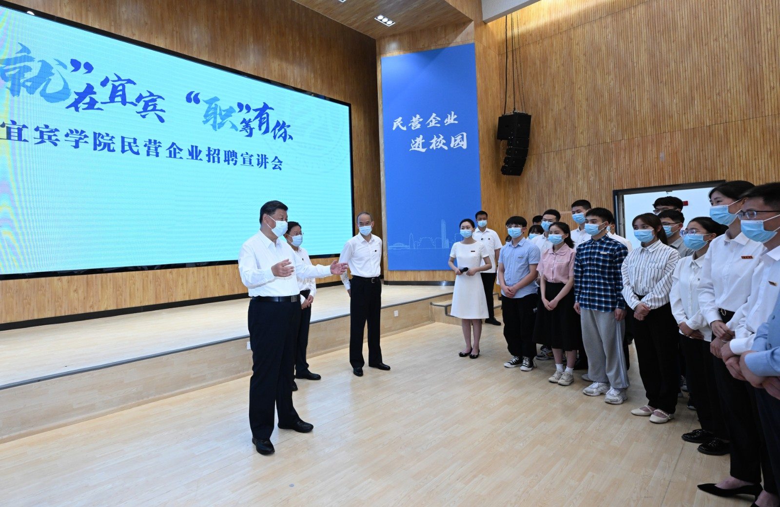 2022年6月8日，習(xí)近平總書記在四川考察。這是8日下午，總書記在宜賓學(xué)院考察時(shí)，向正在參加企業(yè)招聘宣講會(huì)的教師、學(xué)生、企業(yè)負(fù)責(zé)人了解企業(yè)招工需求和畢業(yè)生簽約率等情況。
