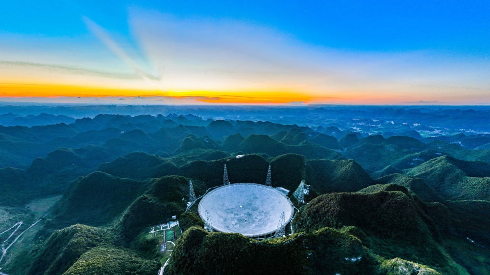 2022年7月21日，霞光中的“中國天眼”（維護保養(yǎng)期間拍攝）。新華社記者 歐東衢 攝