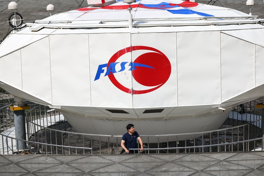 2022年8月25日，F(xiàn)AST運行和發(fā)展中心常務(wù)副主任、總工程師姜鵬在饋源艙前（維護保養(yǎng)期間拍攝）。新華社記者 歐東衢 攝