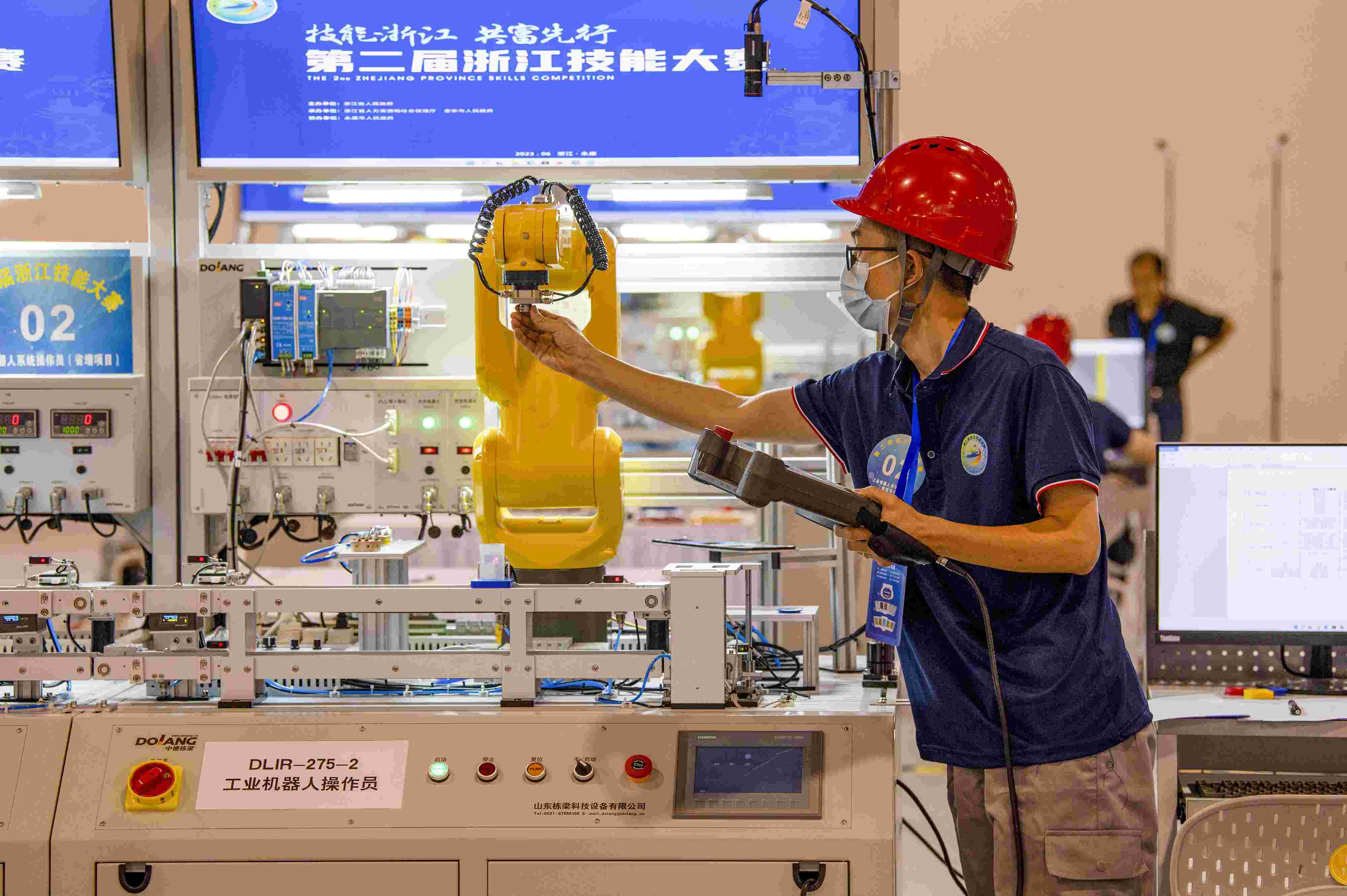2023年6月19日，第二屆浙江技能大賽在永康市國(guó)際會(huì)展中心舉行。參賽選手在進(jìn)行工業(yè)機(jī)器人系統(tǒng)操作員項(xiàng)目比賽。