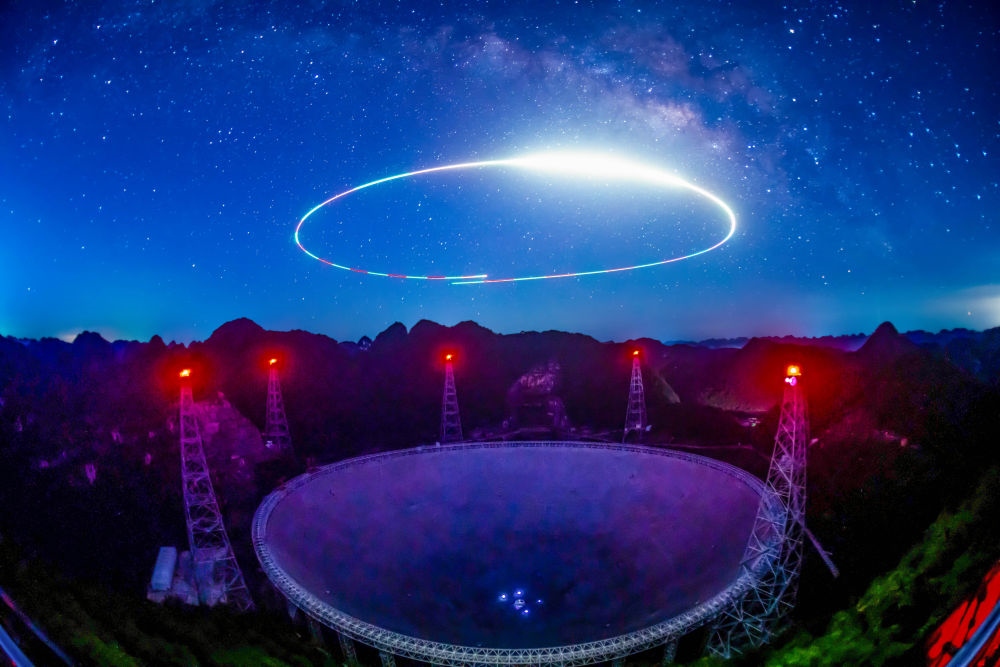 2022年7月24日拍攝的“中國天眼”夜景（維護保養(yǎng)期間拍攝，無人機光繪）。新華社記者 歐東衢 攝
