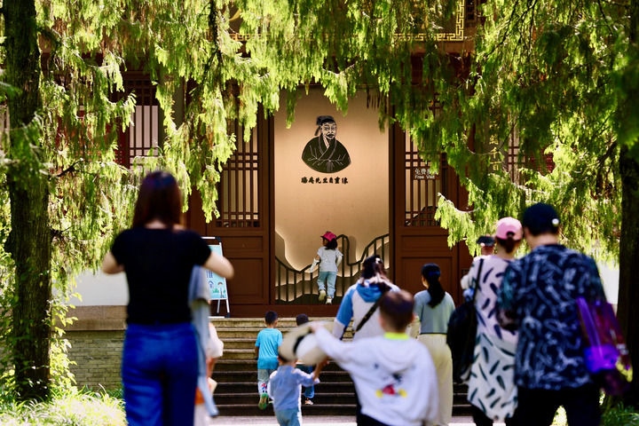 游客參觀位于福建武夷山朱熹園的武夷精舍（2022年6月6日攝）。新華社記者 姜克紅 攝