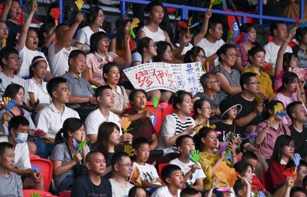 7月31日，觀眾在比賽中為中國隊吶喊助威。當(dāng)日，在成都舉行的第31屆世界大學(xué)生運動會排球女子預(yù)賽B組比賽中，中國隊以3:0戰(zhàn)勝阿根廷隊。新華社記者 陳澤國 攝