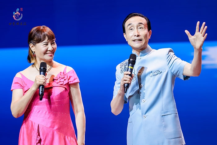 小品表演藝術(shù)家鞏漢林、金珠在演出現(xiàn)場(chǎng)。主辦方供圖