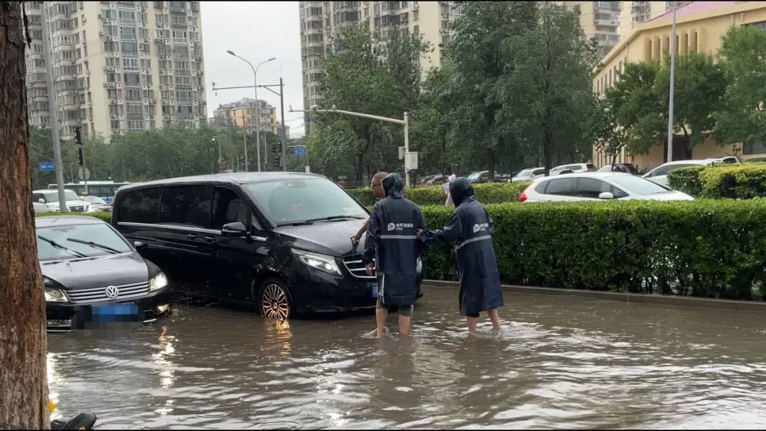 中國太保產(chǎn)險北京分公司及時處理被淹車輛。受訪者供圖