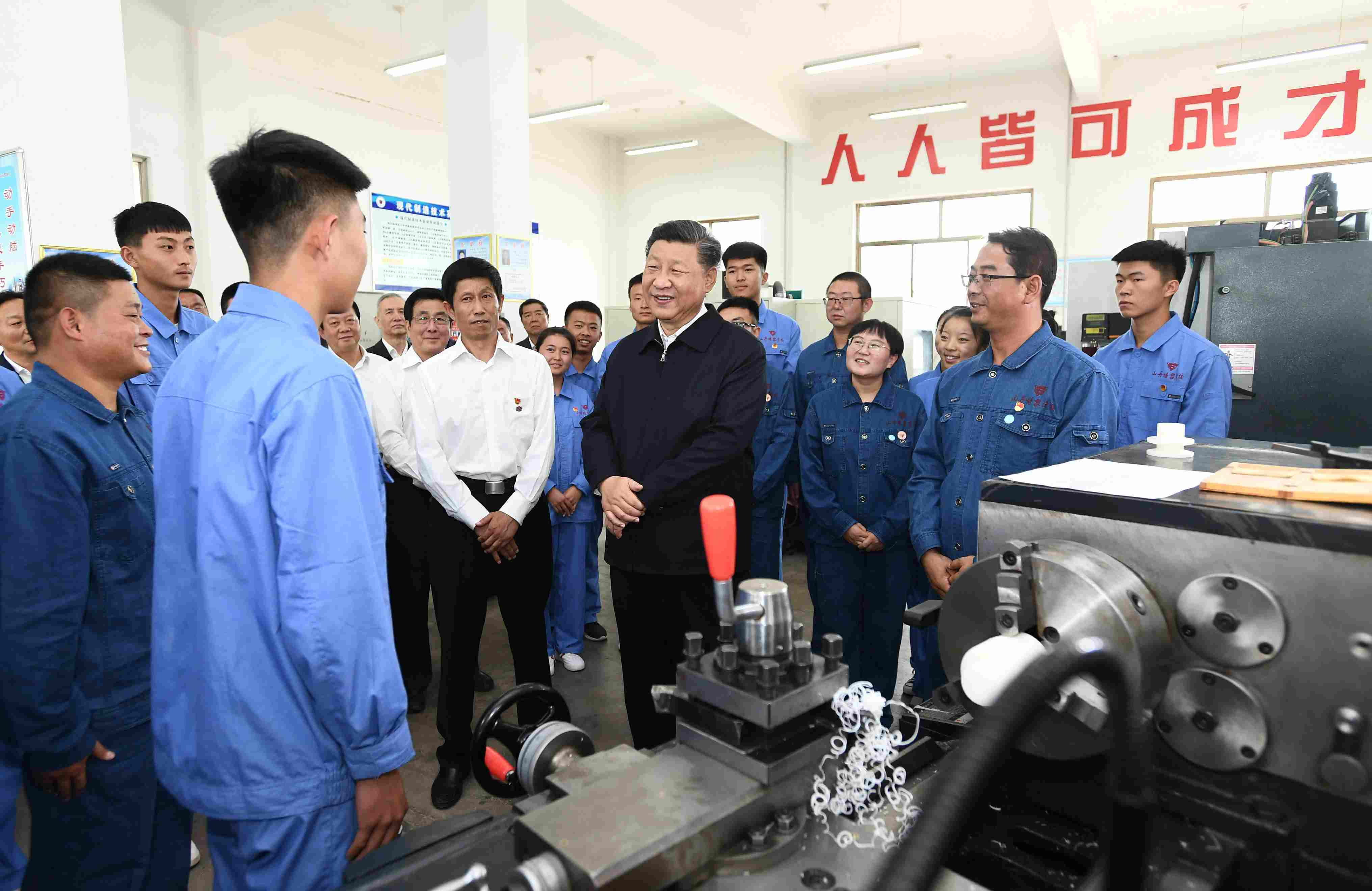 2019年8月20日，習(xí)近平在甘肅省張掖市山丹培黎學(xué)?，F(xiàn)代制造技術(shù)實訓(xùn)室，觀看職業(yè)技能實訓(xùn)，同師生親切交流。