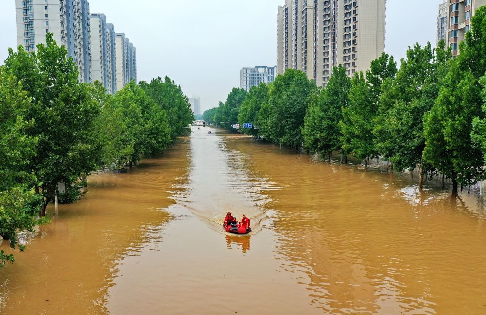 救援人員在河北省涿州市市區(qū)乘坐沖鋒舟前去轉(zhuǎn)移受災(zāi)群眾（8月2日攝，無(wú)人機(jī)照片）。新華社記者 牟宇 攝