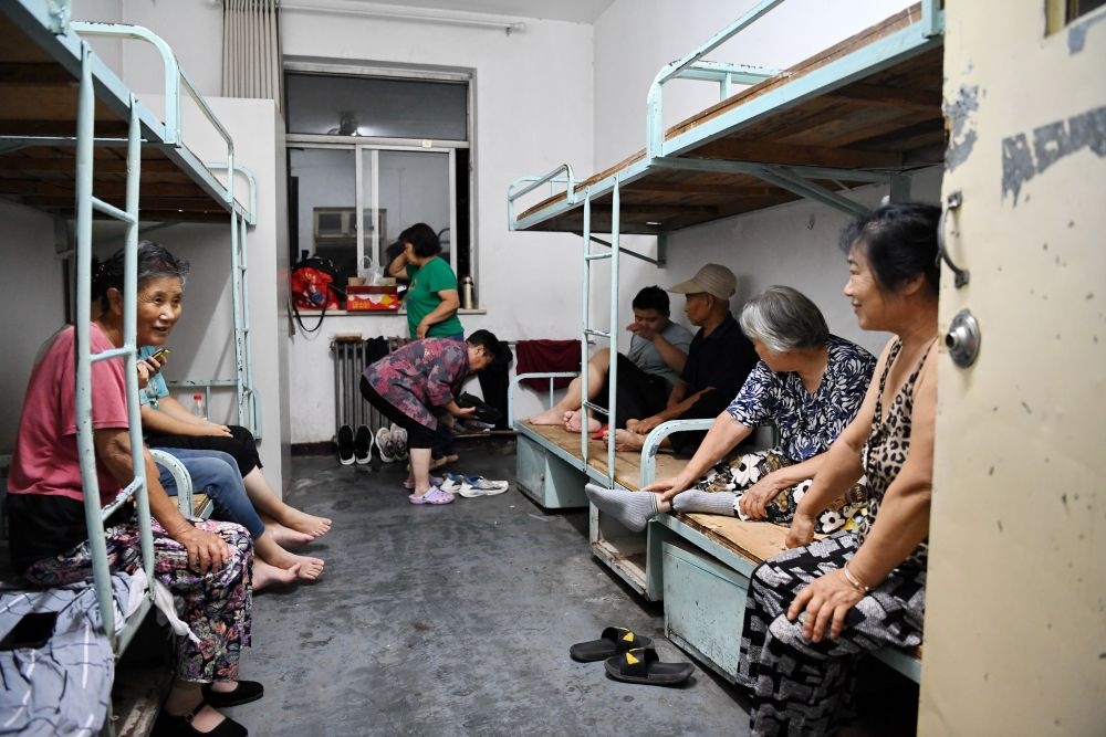 群眾在河北省涿州市職教中心安置點(diǎn)內(nèi)休息（8月1日攝）。新華社記者 牟宇 攝
