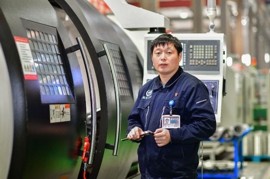 孫明在數(shù)控機(jī)床生產(chǎn)車間。航空工業(yè)沈飛供圖
