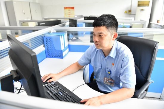 工作中的康凱。航空工業(yè)沈飛供圖