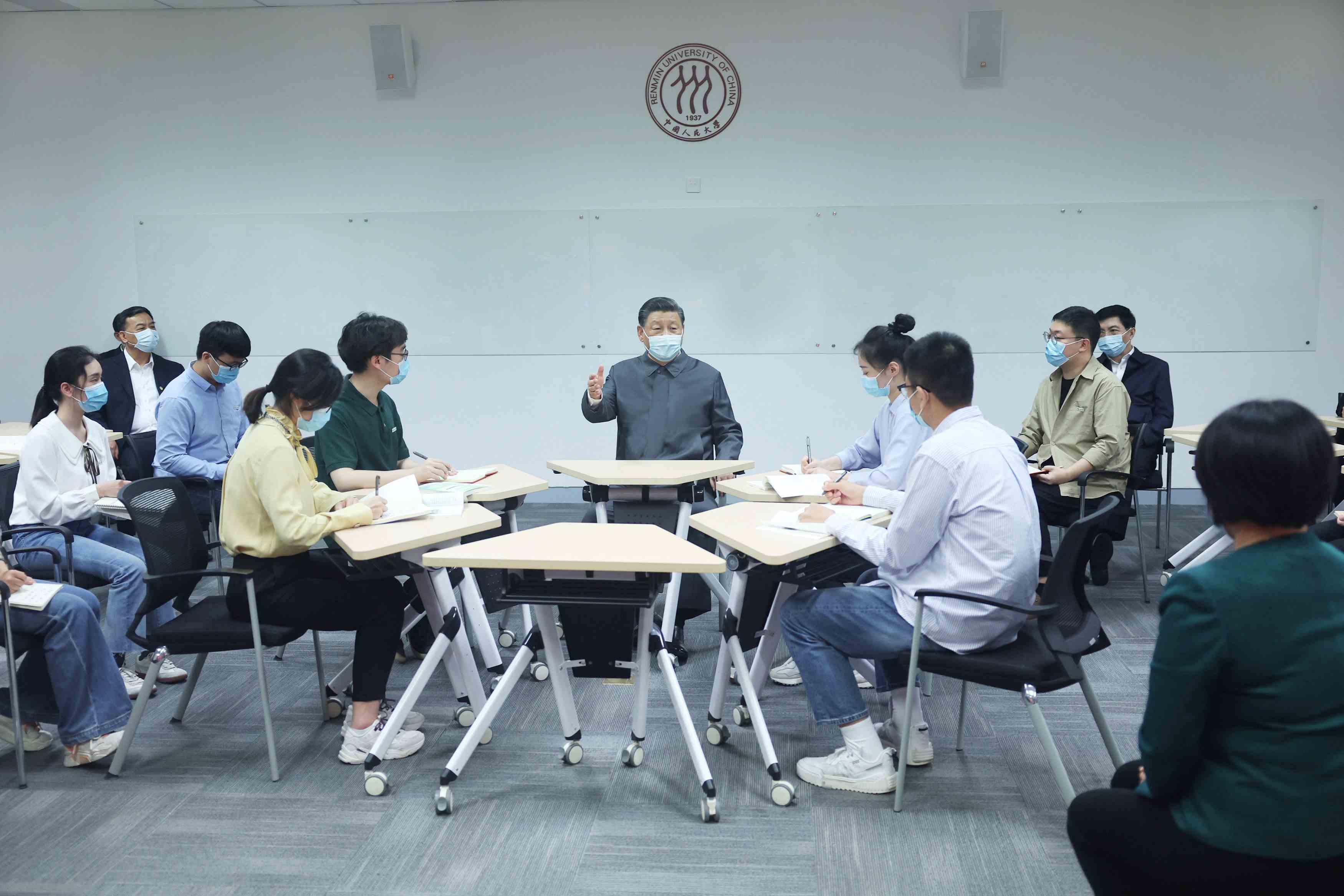 2022年4月25日，習(xí)近平總書記來到中國人民大學(xué)考察調(diào)研。這是總書記在立德樓觀摩思政課智慧教室現(xiàn)場教學(xué)并參與討論。