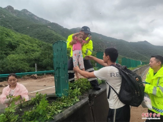 7月31日，張涿高速，高速交警涿鹿大隊民警救助洪水被困群眾。