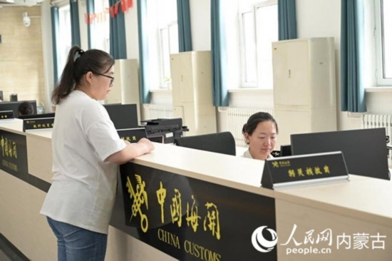 代理報關企業(yè)正在滿洲里車站海關綜合服務大廳辦理業(yè)務。人民網 寇雅楠攝