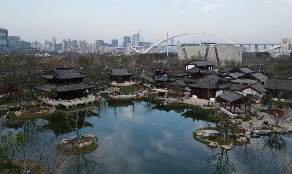 俯瞰位于浦東新區(qū)的上海世博文化公園“申園”中式園林（2021年12月20日攝，無人機(jī)照片）。新華社記者 方喆 攝
