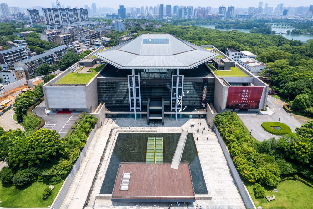 這是在長沙市開福區(qū)拍攝的湖南博物院及周邊景色（無人機照片，6月7日攝）。新華社記者 陳思汗 攝