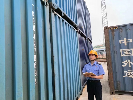 鐵路貨運(yùn)員在檢查集裝箱箱體情況、記錄箱號。中國鐵路廣州局集團(tuán)有限公司供圖