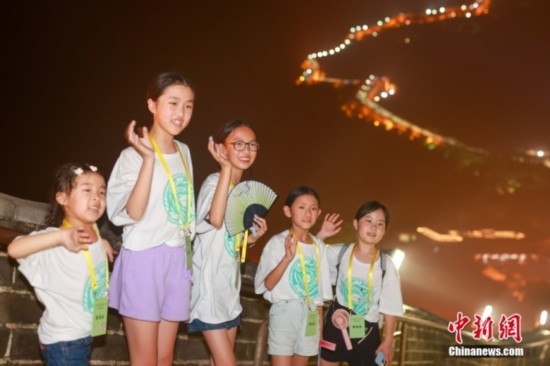 8月9日晚，2023海外華裔青少年夏季研學(xué)營(yíng)的學(xué)員們夜游八達(dá)嶺長(zhǎng)城。圖為學(xué)員們?cè)陂L(zhǎng)城上拍照。<a target='_blank' href='/'><p align=