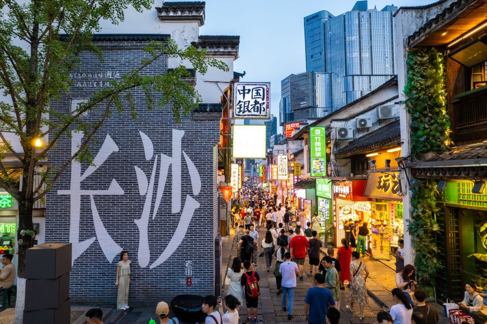 游客在長沙市天心區(qū)太平老街打卡、游玩（無人機照片，6月7日攝）。新華社記者 陳思汗 攝