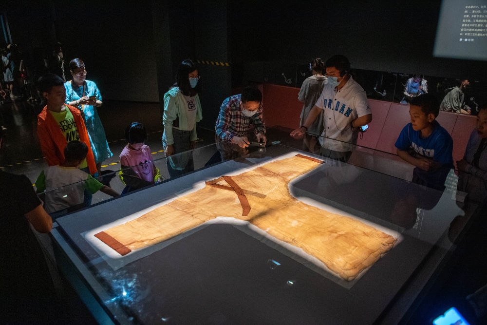 在湖南博物院，游客在參觀馬王堆漢墓出土文物“素紗單衣”（6月7日攝）。新華社記者 陳思汗 攝