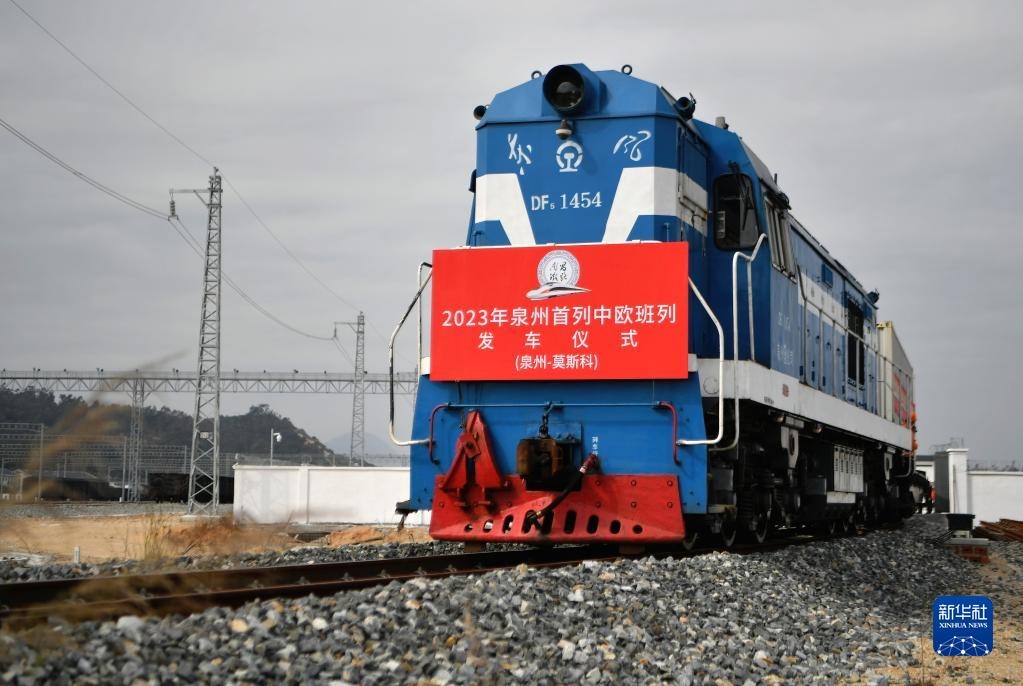 2月3日，中歐班列駛出興泉鐵路黃塘站。當(dāng)日，滿載著55個集裝箱的中歐班列，從位于福建泉州惠安縣的興泉鐵路黃塘站駛出。這是泉州今年開出的首趟中歐班列，也是興泉鐵路開通后的首趟泉州中歐班列。據(jù)了解，此次班列裝載產(chǎn)品主要來自泉州進(jìn)出口企業(yè)，貨重601.4噸，貨值約262.5萬美元。新華社記者 魏培全 攝