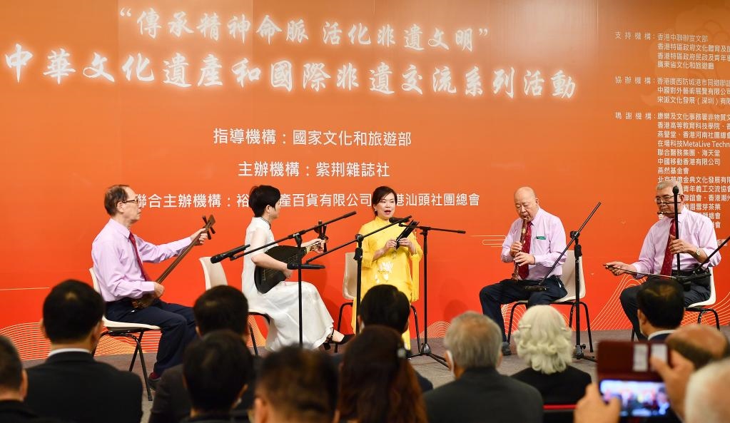 2022年11月23日，演員在“傳承精神命脈 活化非遺文明”中華文化遺產(chǎn)和國際非遺交流系列活動開幕式上表演非遺項目南音《滿空飛》。新華社記者 陳鐸 攝