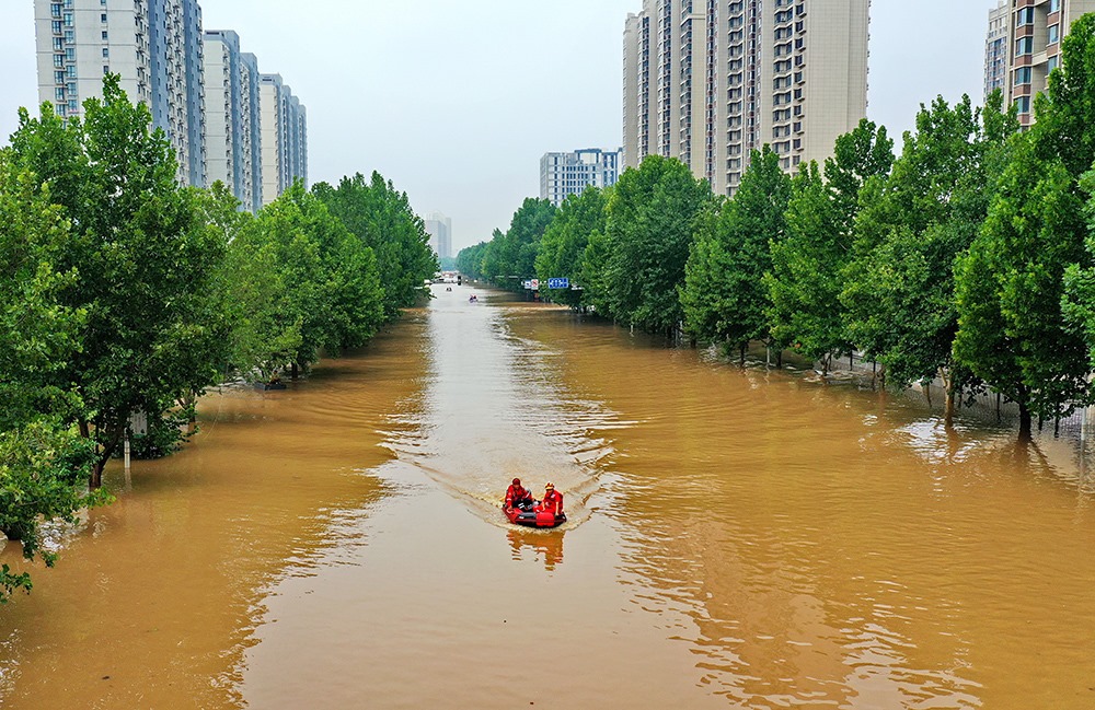 2023年8月2日，救援人員在河北省涿州市市區(qū)乘坐沖鋒舟前去轉(zhuǎn)移受災(zāi)群眾。