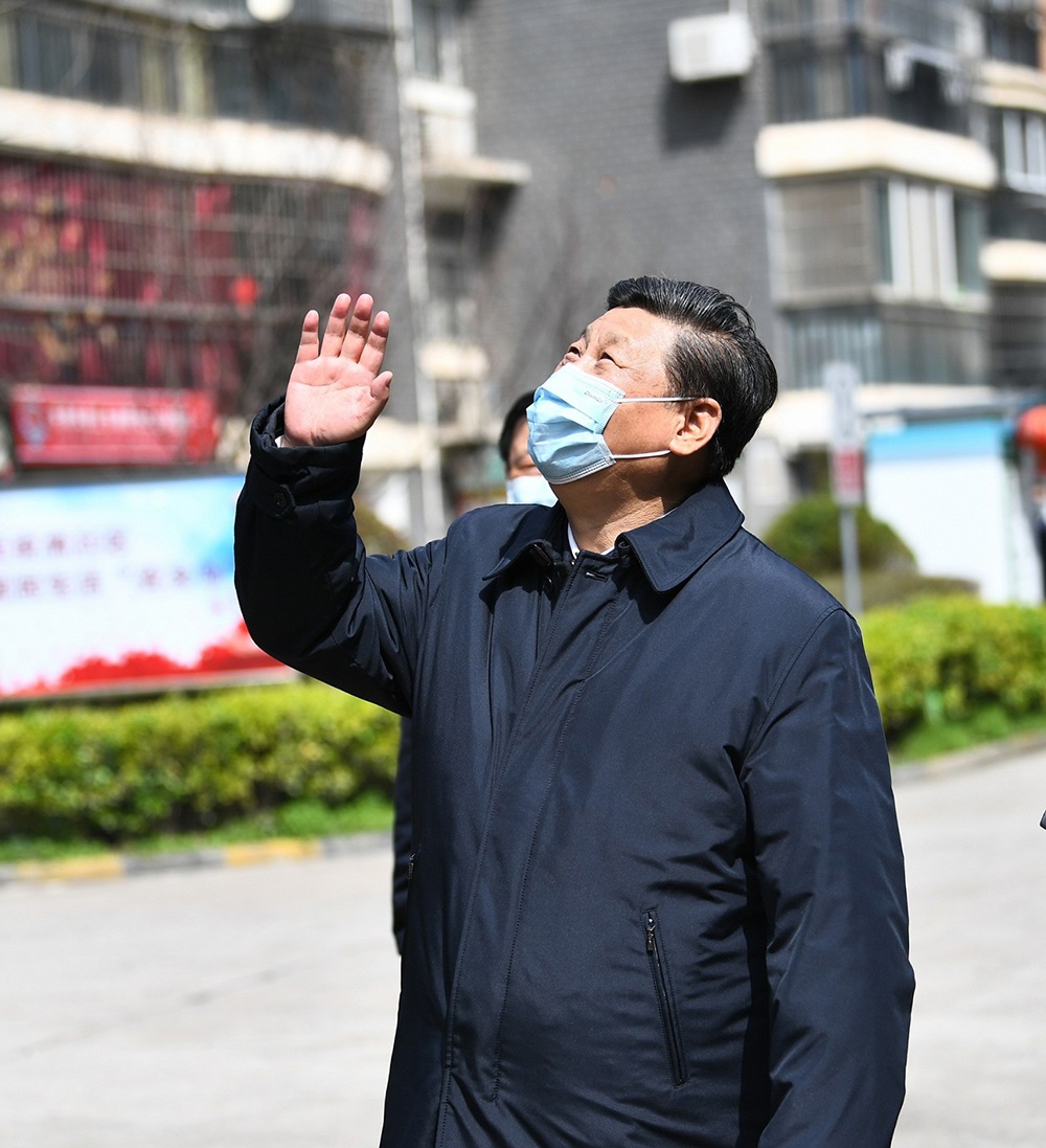2020年3月10日，習(xí)近平總書記在湖北省武漢市東湖新城社區(qū)考察時(shí)，向在家隔離居住的居民揮手致意、表示慰問。